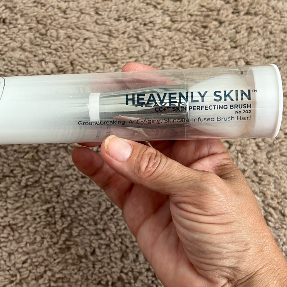 HEAVENLY SKIN™ CC+ SKIN-PERFECTING BRUSH #702